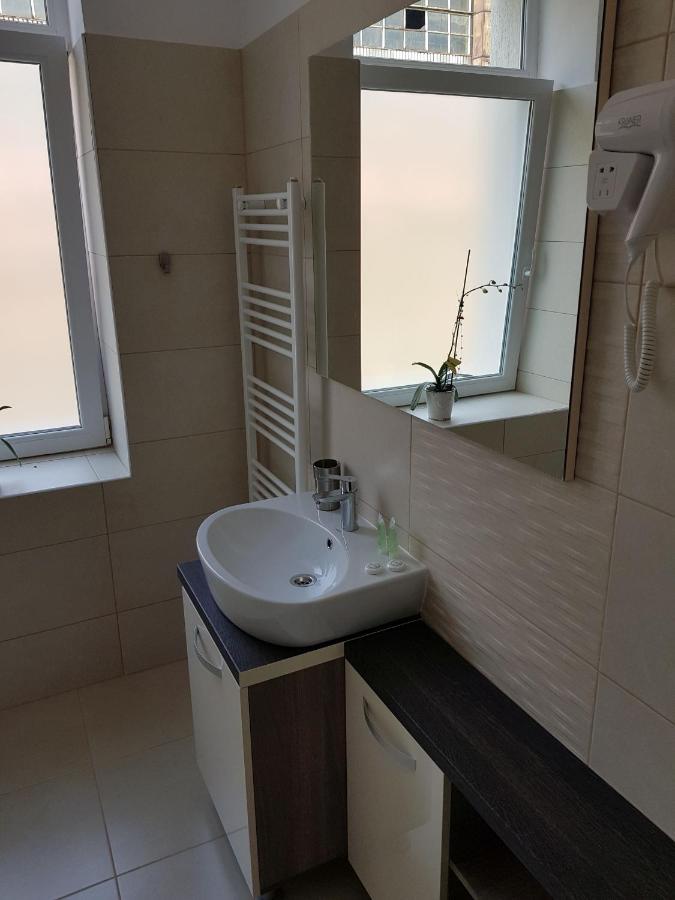 Resita Residence Sauna Apartment Екстер'єр фото